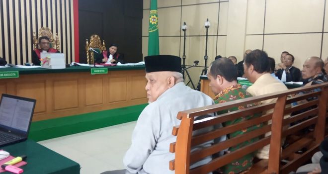 Eka Marlina dalam kesaksiannya Mengatakan jika dia tidak menerima uang ketok palu yang diantarkan kerumahnya, serta uang yang di berikan oleh terdakwa Zainal Abidin waktu berada di Bogor.