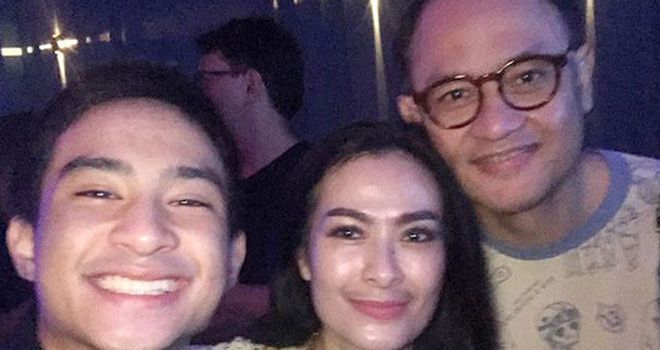 is Dahlia bersama suami, dan anaknya.