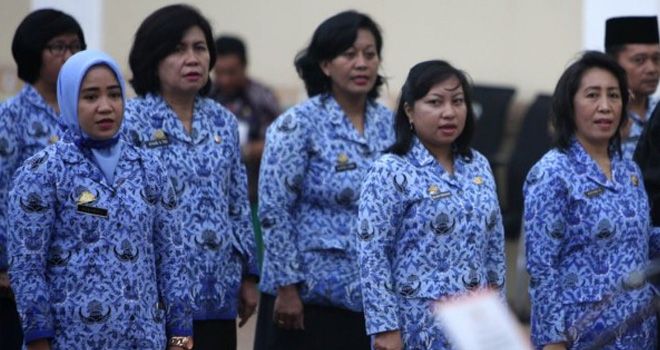 Tidak semua PNS libur Jumat sampai Minggu. 
