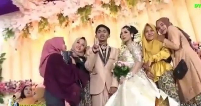 Mempelai wanita lempar wajah mantan suami di pelaminan.
