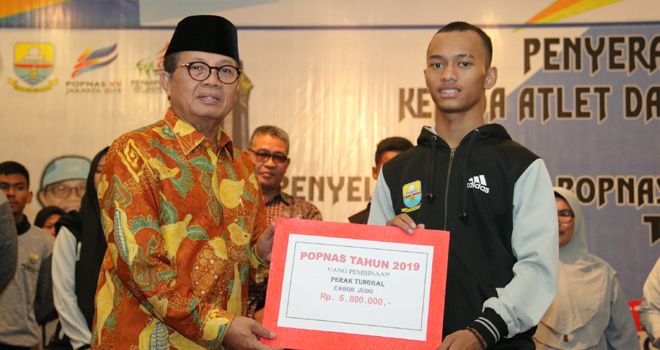 Penyerahan uang pembinaan kepada atlet dan pelatih berprestasi Provinsi Jambi, di Rumah Dinas Gubernur Jambi langsung diberikan oleh Gubernur Jambi Fachrori Umar, Kamis (12/12).