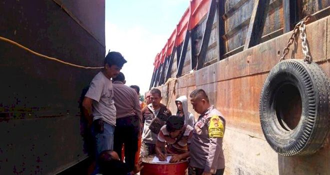 Tiga orang pria yang diduga telah melakukan tindak pidana Illegal Drilling ditangkap oleh anggota Satuan Tugas (Satgas) Illegal Drilling Polda Jambi.