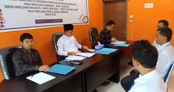 Tes tertulis dengan metode Computer Assisted Test (CAT) di Kantor Sekretariat Badan Pengawas Pemilihan Umum (Bawaslu) Kabupaten Batanghari.Jumat (13/12).