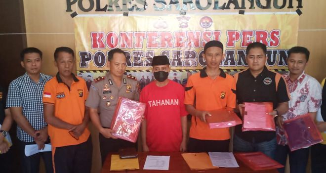 Kapolres Sarolangun, AKBP Deni Heryanto saat melakukan jumpa pers, jumat (13/12).