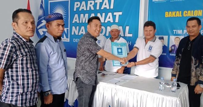 Fikar Azami, SH.,MH, pada Sabtu (14/12/2019) hari ini resmi mendaftar dengan mengembalikan formulir pendaftaran ke DPC Partai Amanat Nasional (PAN) Kota Sungai Penuh.
