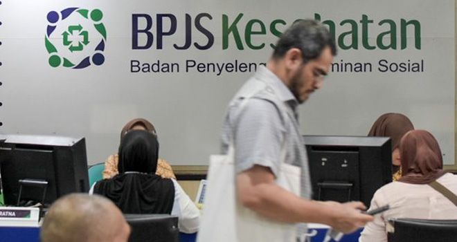 Aktivitas pelayanan di Kantor BPJS Kesehatan di kawasan Matraman, Jakarta. 
