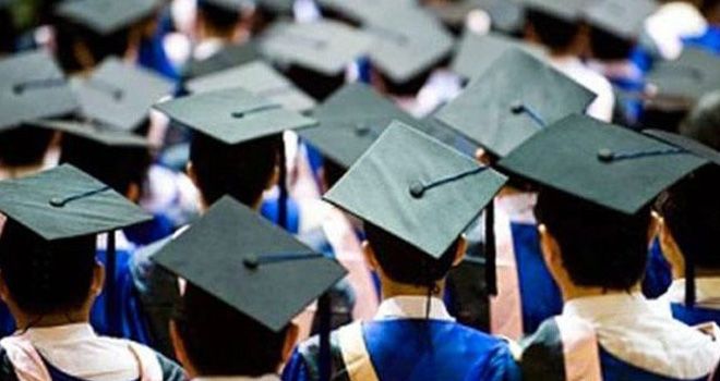Ilustrasi wisuda sarjana, salah memilih jurusan jadi salah satu penyebab sarjana masuk ke dunia kerja.
