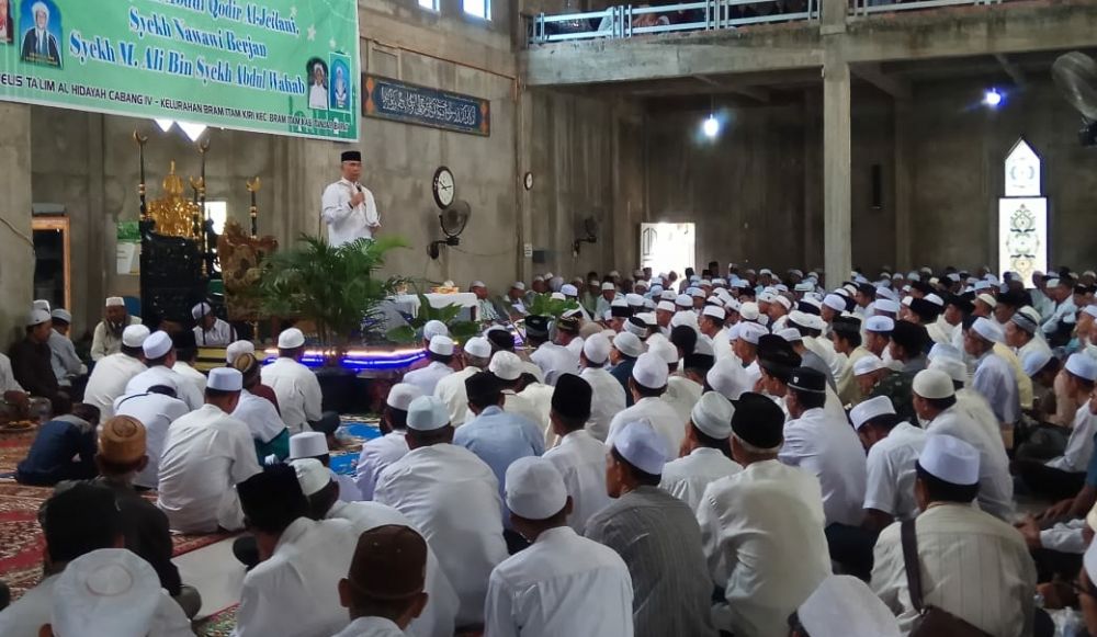 Walikota Jambi Sy Fasha ME hari ini (16/12) menghadiri undangan dalam rangka Haul Syekh Abdul Qodir Jeilani, Syekh Nawawi Berjan, Syekh M Ali Bin Syekh Abdul Wahab d Kelurahan Bram Itam, Kuala Tungkal, Tanjab Barat.
