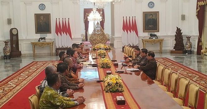 Presiden Joko Widodo (Jokowi) saat menerima kunjungan pengurus PSSI di Istana Merdeka, Jakarta, Senin (16/12).
