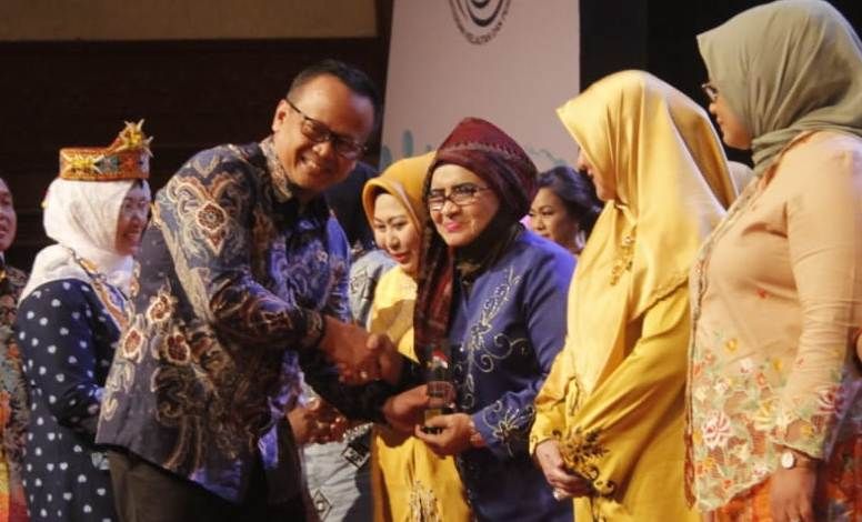 Rahima Dianugerahi Penghargaan Kampanye Makan Ikan oleh Menteri KP.