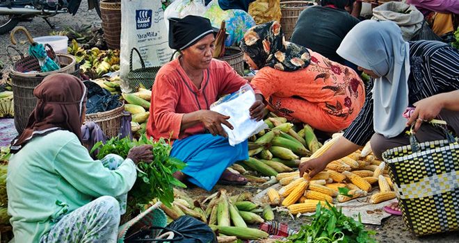 Pedagang saat melakukan stransaksi jual beli.


