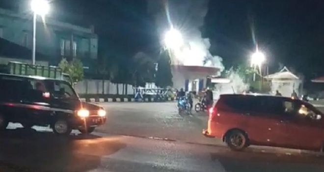 Kebakaran hebat terjadi di Pom Bensin Durian Luncuk Kecamatan Bathin XXIV, diduga api berasal dari kendaraan sepeda motor yang sedang melakukan pengisian minyak sekitar pukul 19.00 WIB, Senin (1712).