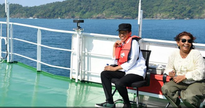 Presiden Joko Widodo dan Menteri Kelautan dan Perikanan Susi Pudjiastuti di Pangandaran.
