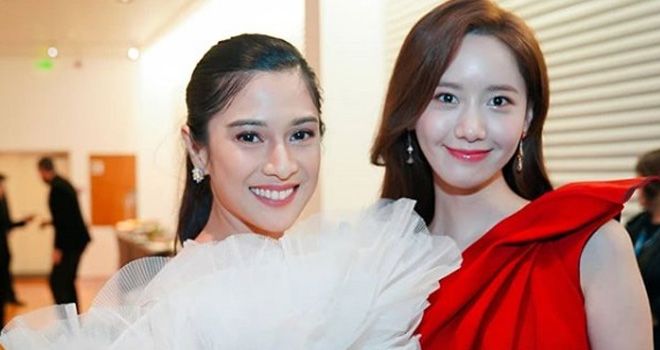 Caption Foto: Dian Sastrowardoyo foto bersama girlband K-Pop Korea Selatan, SNSD, Yoona di Macau. 
