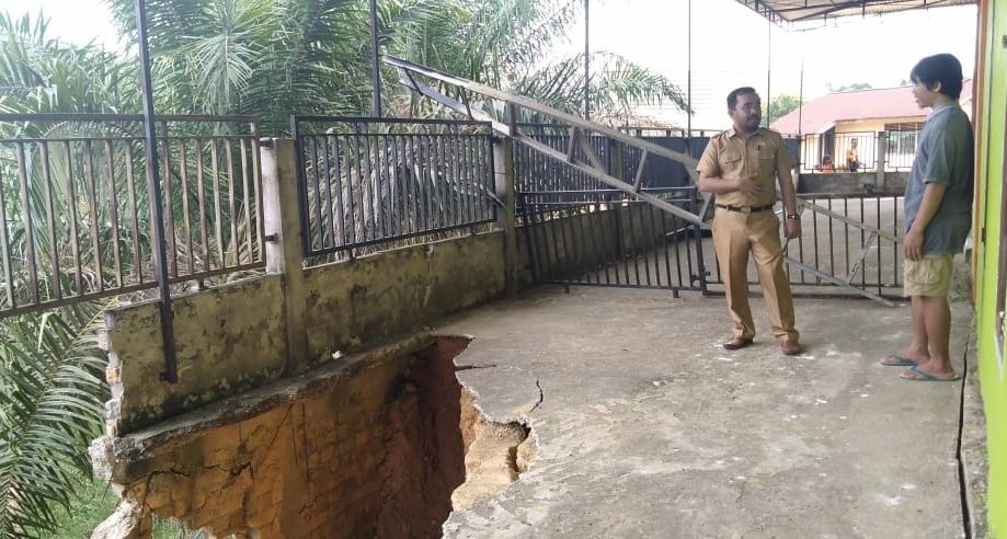Longsor Ancam Bangunan Masjid Bukit Sari di Maro Sebo Ilir.


