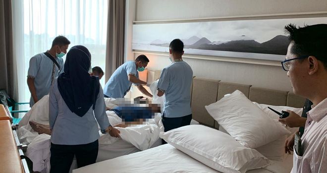 Sekdin DLHD Kabupaten Meranagin ditemukan tidak bernyawa dalam salah satu kamar hotel di Jambi. Ia meninggal diduga akibat serangan jantung.

