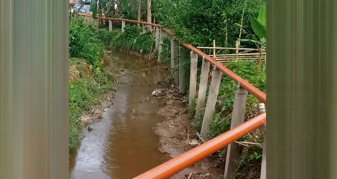 Proyek jaringan induk dan sambungan rumah sistim air limbah di Desa Mekar Jaya, Kecamatan Tanah Kampung, dikeluhkan warga.



