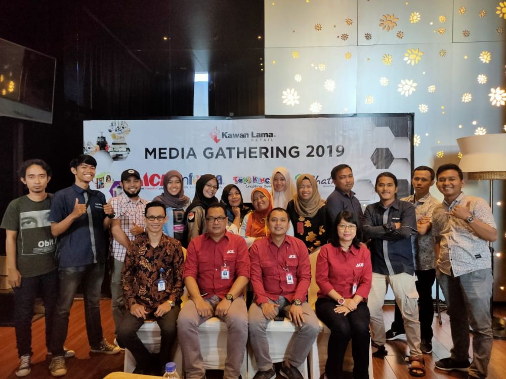 Kawan Lama Retail Group yang menaungi brand ACE, Informa, Chatime dan Toys Kingdom di Jambi menggelar media gathering di Hotel Aston, Kamis (19/12).