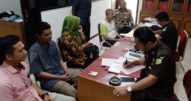 Dua orang tersangka kasus korupsi PLTMH Sarolangun tahun 2016 langsung ditahan di Lapas Klas II A usai dilimpahkan ke ke Kejaksaan Negeri Jambi

