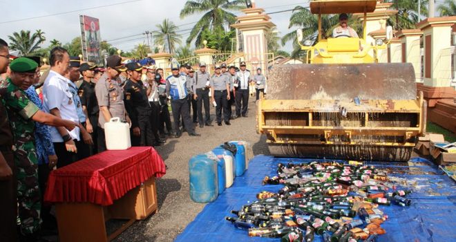 Ratusan botol miras hasil dari Operasi Pekat selama 2019 dimusnahkan dengan cara di gilas menggunakan mobil Bomak.

