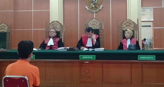 Terdakwa Muslim saat menjalani sidang vonis atas dirinya. Dalam sidang itu Muslim mendapat tambahan hukuman penjaras selama 4 tahun dalam kasus yang berbeda.