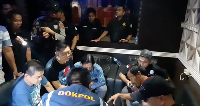 Polisi saat malakukan razia di tempat hiburan malam yang berada di kawasan Pasar Jambi dan Jambi Timur. Dari razia tersebut, sebelas orang dimankan karena terbukti menkonsumsi narkoba.




