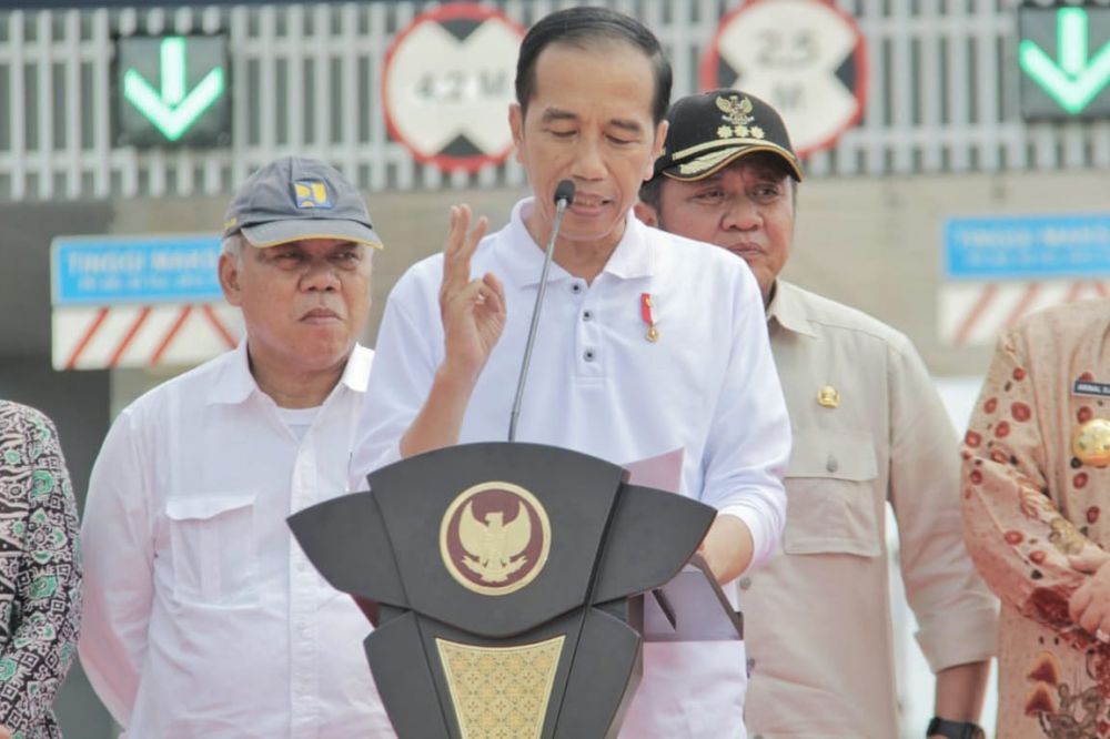 Presiden Joko Widodo didampingi Menteri PUPR Basuki, meresmikan Tol Trans Sumatera di Lampung, Jumat (15/11).
