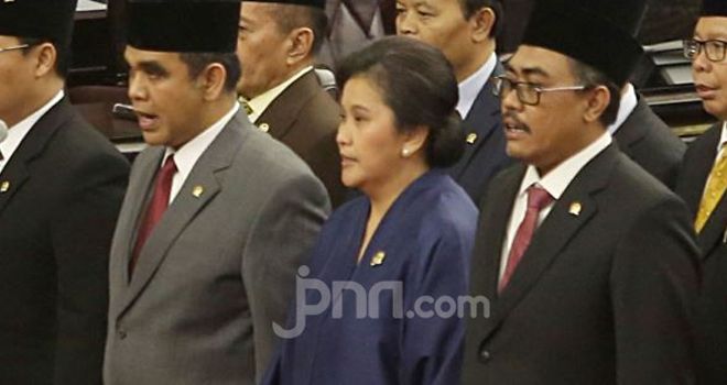 Lestari Moerdijat (tengah), penyintas kanker payudara, satu-satunya perempuan dari 10 pimpinan MPR periode 2019-2024. 
