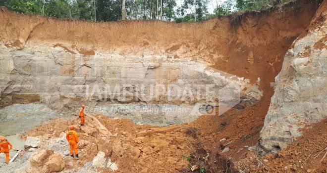 6 orang penambang tertimbun longsoran tanah akibat aktivitas menambang dengan mesin dompeng di Desa Pulau Baru, Kecamatan Batang Masumai, sekitar pukul 12.00 WIB (21/12/).