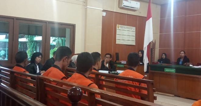 Tujuh anggota SMB menjalani sidang vonis, empat terdakwa divonis 18 bulan dan tiga terdakwa divonis 1 tahun.

