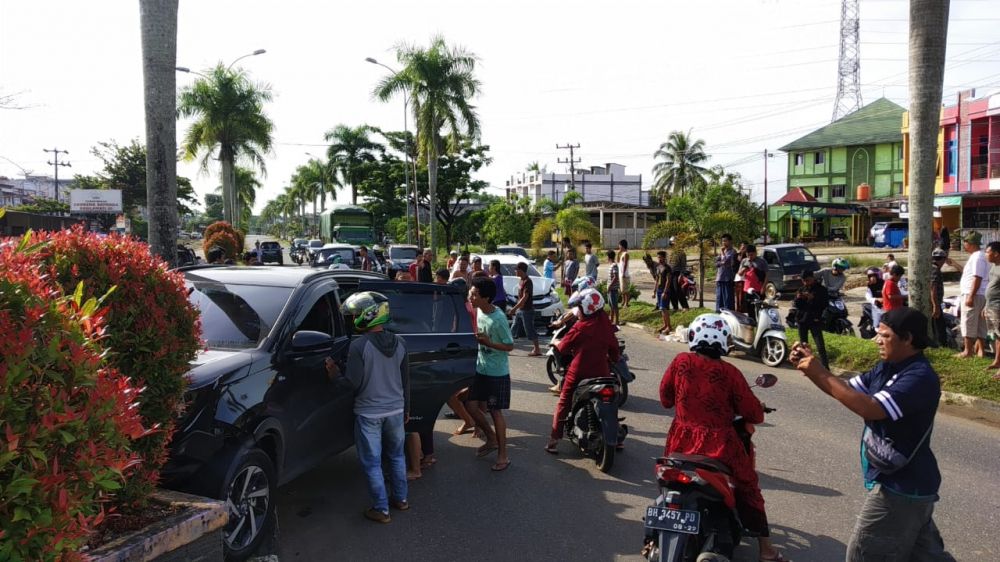 Satu keluarga yang hendak pulang kampung ke Kabupaten Tapanuli, Kecamatan Borong-Borong dari Jakarta mengalami kecelakaan ketika melintasi Jalan Lintas Sumatera pada Minggu (22/12/2019) sekitar pukul 08.30 WIB.