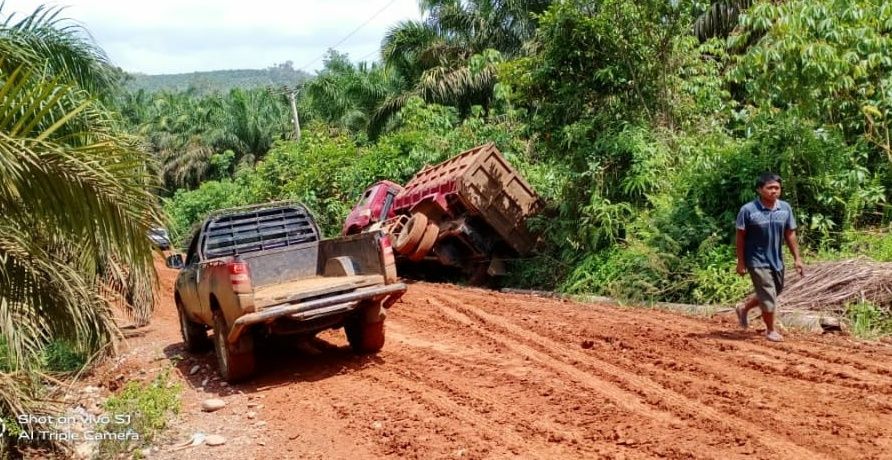 Akibat dilewati perusahaan, maka kondisi jalan rusak parah dan berlumpur saat musim hujan.

 
