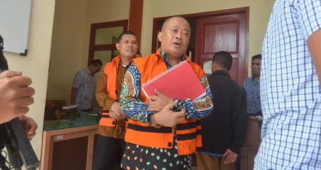 Sidang untuk enam orang terdakwa kasus suap ketok palu ditunda pada tanggal 8 dan 9 Januari 2020.