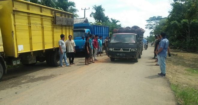 Puluhan Sopir Truk di Tanjabtim Blokade Jalan Pelabuhan Samudera.