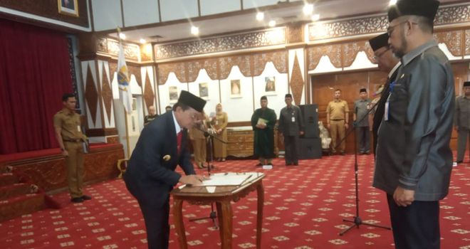 Gubernur Jambi Fachrori Umar resmi memberhentikan Sekda Provinsi Jambi M.Dianto.
