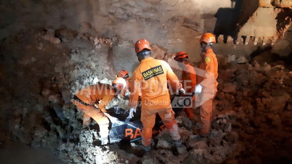 Tim dari Basarnas saat melakukan evakuasi Senin dini hari tadi (23/12).