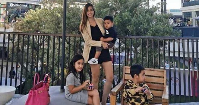 Nia Ramadhani bersama ketiga anaknya. 
