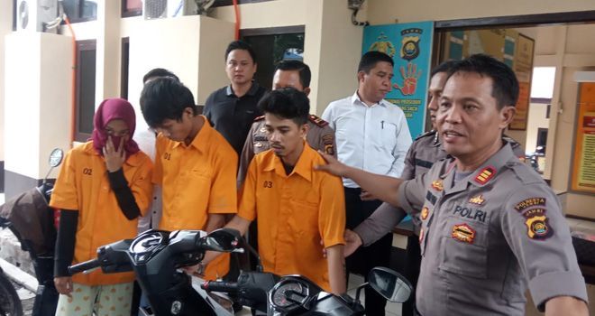 Tiga tersangka yang berpura-pura menjadi mahasiswa dan mahasiswi untuk melakukan pencurian sepeda motor. 