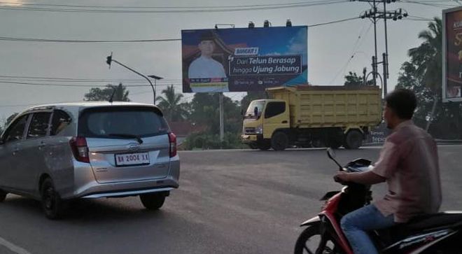 Baleho Sy Fasha di Simpang Jambi, Sarolangun yang baru satu hari sudah diturunkan.