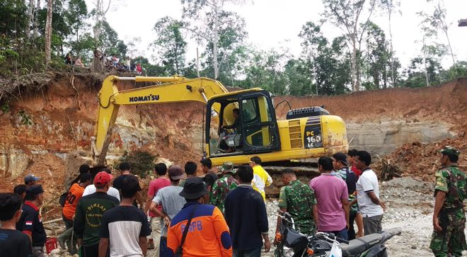 Proses pencarian penambang yang terkubur longsoran tanah akibat Penambangan Emas Tanpa Izin pada Sabtu (21/12/2019) lalu kembali dilanjutkan oleh BPBD Merangin.