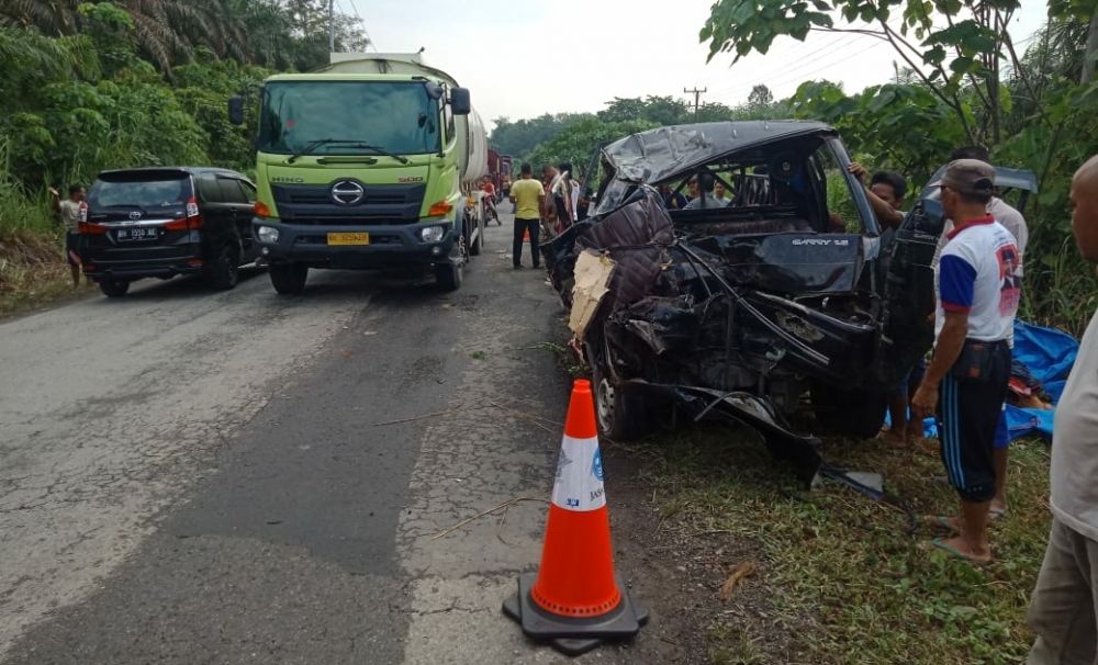 Carry VS Hino di Bungo, Satu Orang Tewas di TKP.


