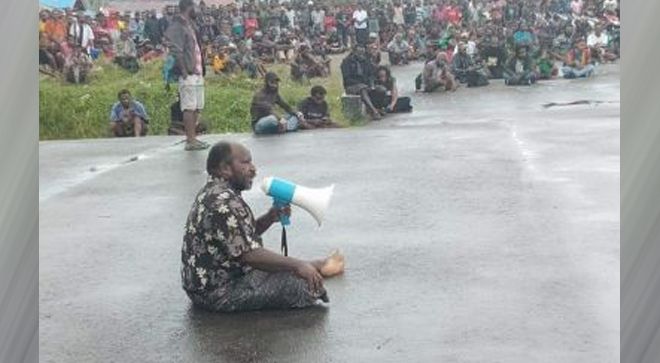 Wabup Nduga Wentius Nemiangge berbicara di depan ratusan warganya di Bandara Kenyam.