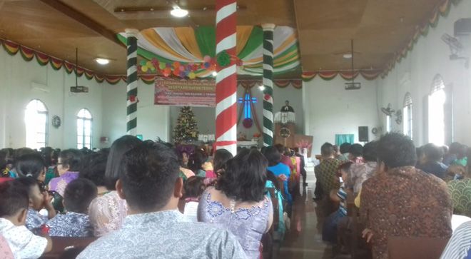 Pendeta Jonni Sitorus, yang merupakan pendeta di gereja HKBP Sarolangun, dalam khotbah nya membahas tentang memaknai hari natal.
