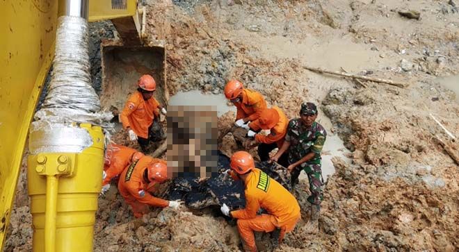 Satu lagi jenazah dari korban longsoran PETI di Desa Tambang Baru, ditemukan.
