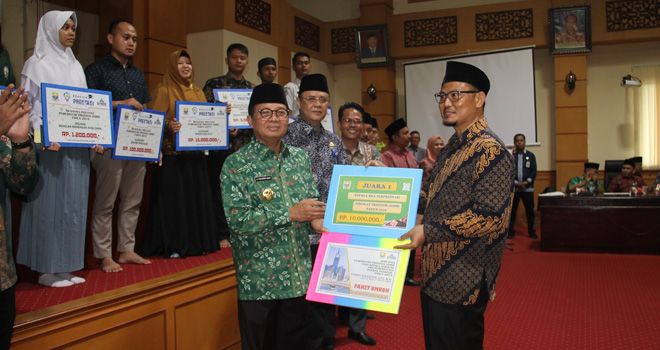 Gubernur Jambi, H. Fachrori Umar. Penyerahkan hadiah kepada Pahrin Wirnadian S.Pd, M.Si yang berhasil menyabet penghargaan bergengsi tingkat Nasional.