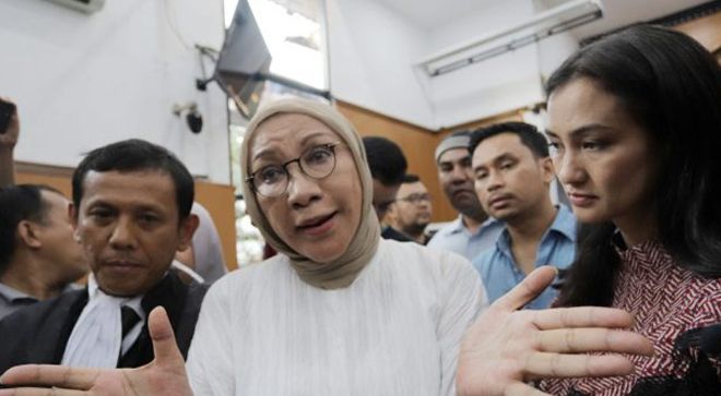 Ratna Sarumpaet bersama anaknya Atiqa Hasiholan.
