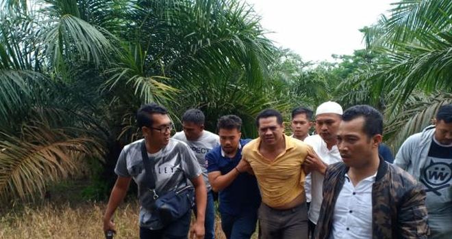 Pihak Kepolisian Polda Jambi dan Polres Batanghari berhasil meringkus Bripka Eko Sudarsono yang membekingi penambangan minyak Illegal Drilling.
