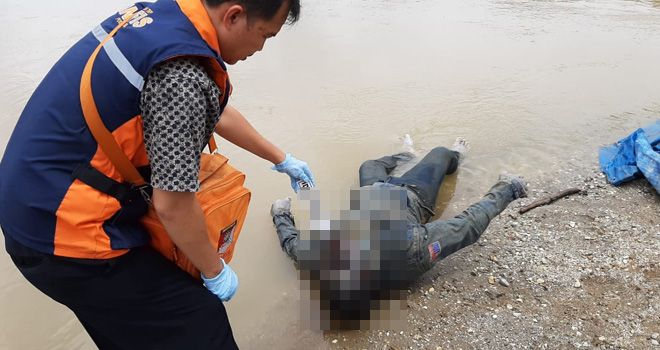 Jasad Rusdi yang ditemukan warga mengambang di Sungai Batang Tebo. Korban diduga mengalami depresi sejak ditinggal isteri dan anaknya.

