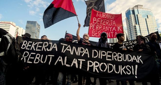 Ribuan masa Mayday 2019 hadir 12 element serikat pekerja (Buruh), di Bundaran Patung Kuda, Jakarta, (1/5/2019). Seluruh kelompok element memberikan aspirasi dari seluruh buruh yang hadir di hari Mayday 2019, seluruh masa di brikade keamanan di depan Bundaran Patung Kuda, masa meminta pemerintah agar menerima permintaan lima tuntutan di hari Mayday 2019.