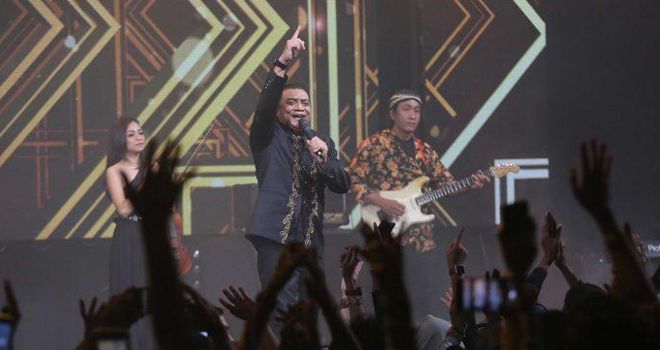 Penyanyi jawa Didi Kempot menggelar konser di Live Space SCBD, Jakarta, Jumat (20/9). Dalam konser bertajuk Konangan, penonton sudah mulai berkumpul sejak sore hari. Belum lagi Didi naik ke atas panggung, penonton sudah karaoke berjemaah lagu-lagu Didi. Penantian mereka terbayar beberapa saat kemudian. Didi membuka malam dengan lagu Sewu Kutho. Ramainya penonton, membuat suara Didi justru kalah dengan suara nyanyian penonton bersama. Jakarta jadi ambyar dengan nyanyian Lord Didi. 